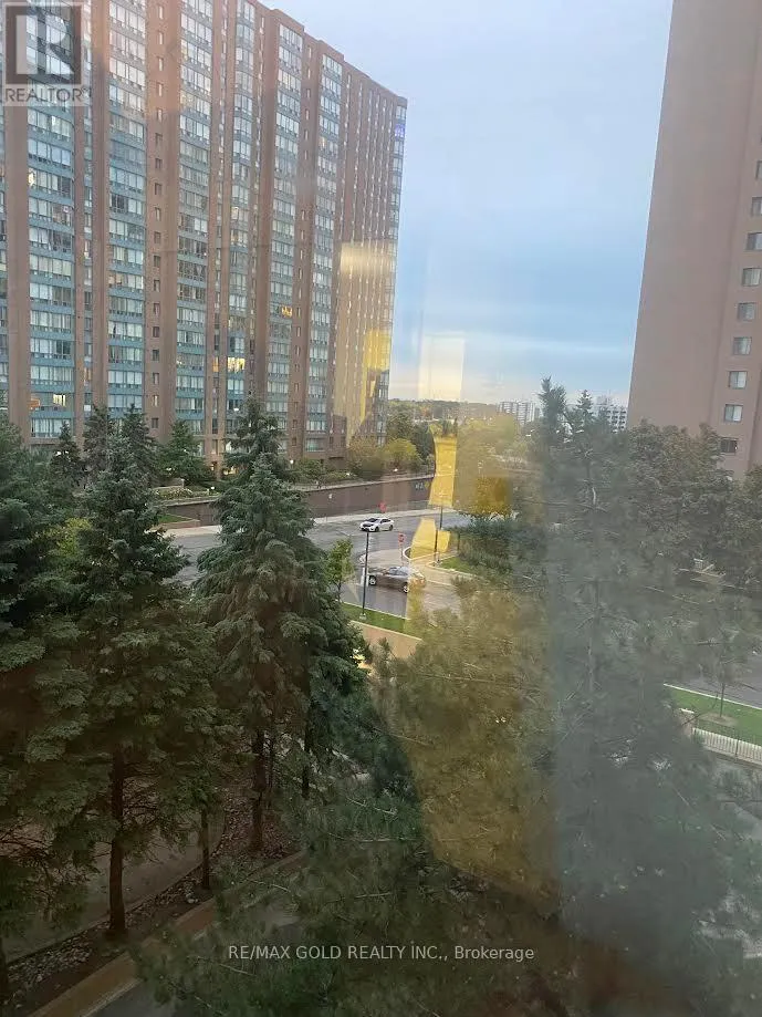 Other for rent: 502 - 135 Hillcrest Avenue, Mississauga, Ontario L5B 4B1