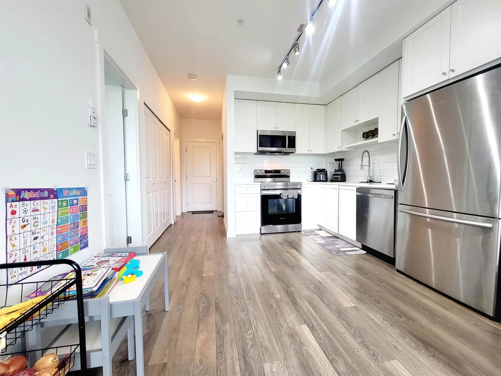 Apartment for rent: 502 13623 81a Avenue, Surrey, British Columbia V3W 3N7