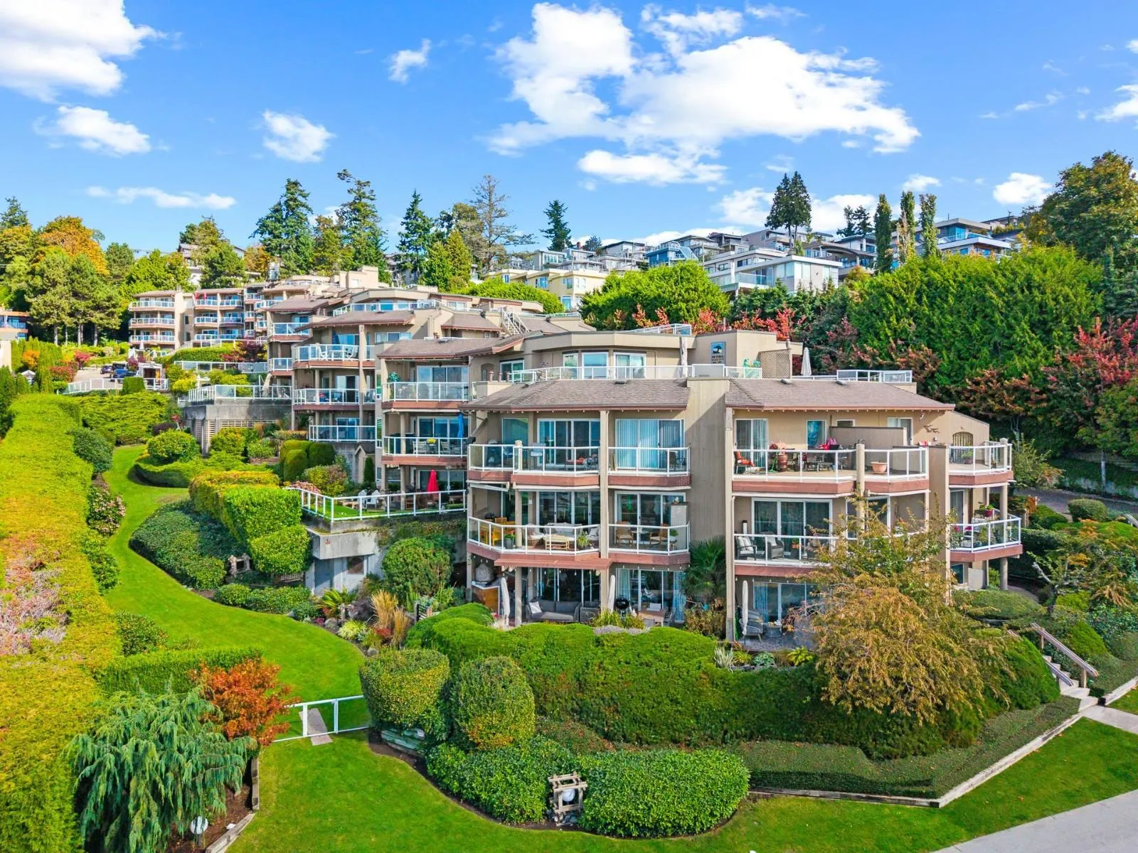 Apartment for rent: 504 15015 Victoria Avenue, White Rock, British Columbia V4B 1G2