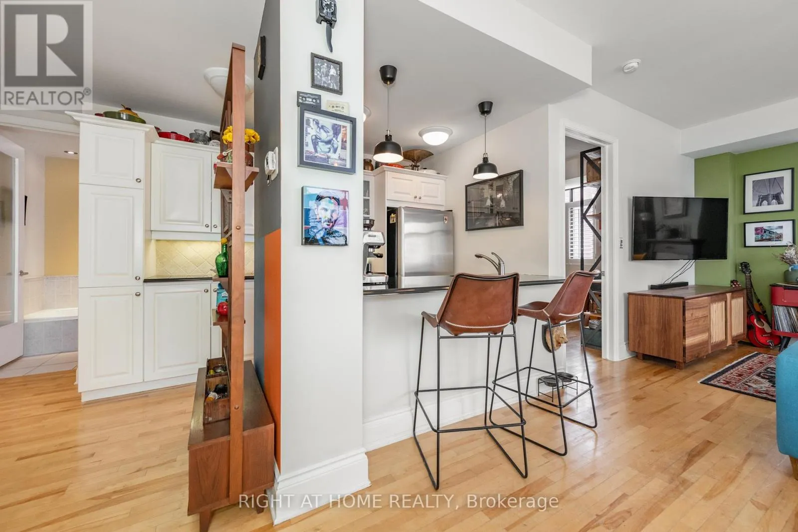 Apartment for rent: 504 - 364 Cooper Street, Ottawa, Ontario K2P 2P3