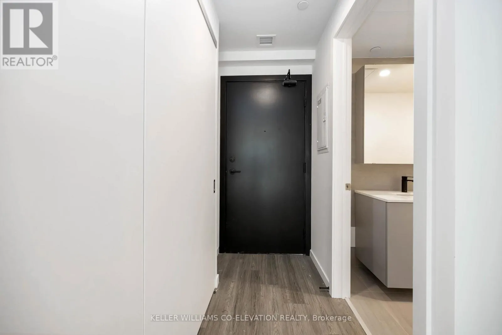 Apartment for rent: 505 - 689 The Queensway Street, Toronto, Ontario M8Y 1L1