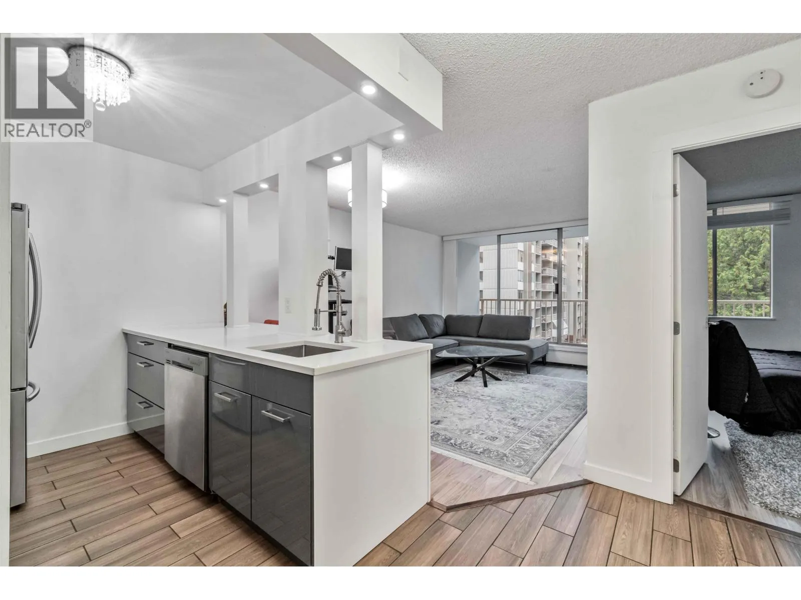 Apartment for rent: 506 2004 Fullerton Avenue, North Vancouver, British Columbia V7P 3G8