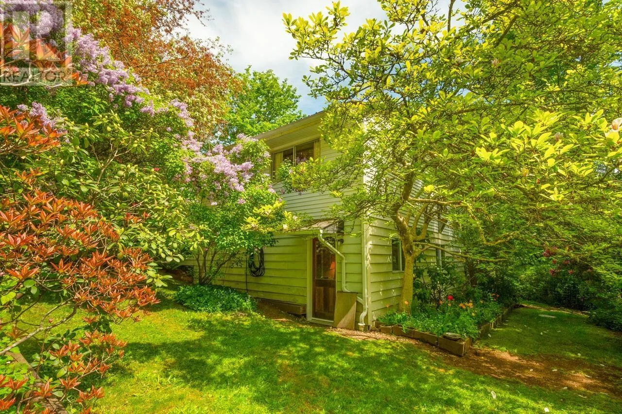 House for rent: 508 Collins Road, Bowen Island, British Columbia V0N 1G1