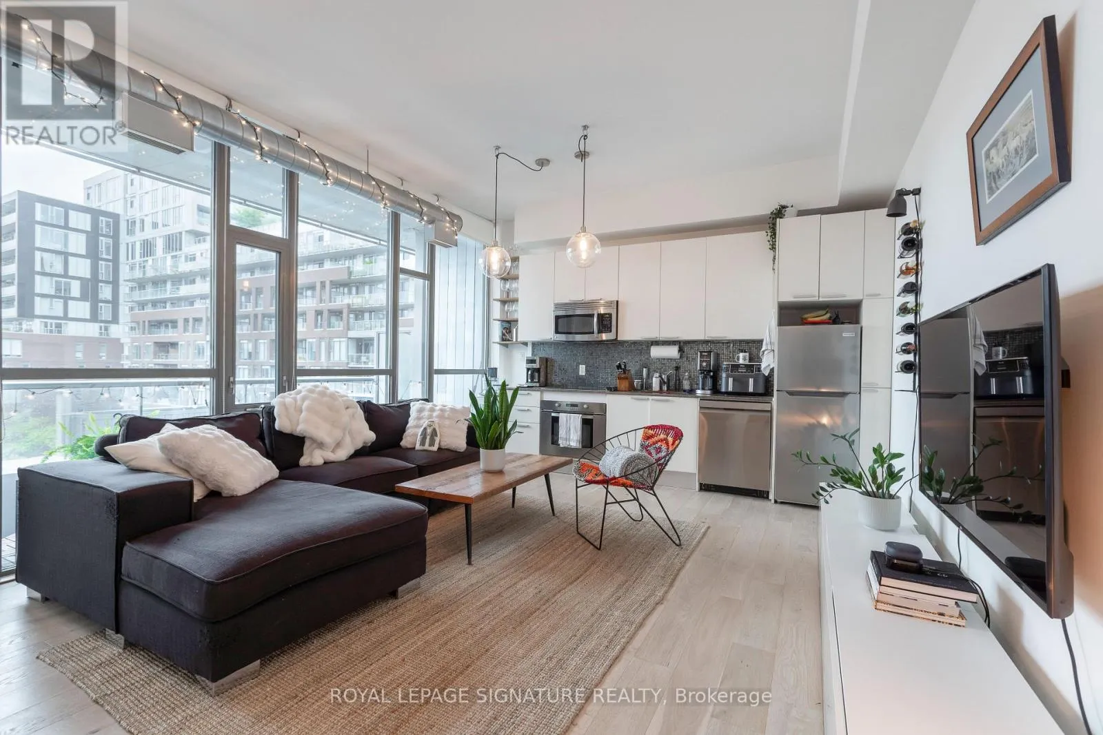 Apartment for rent: 512 - 625 Queen Street E, Toronto, Ontario M4M 1G7