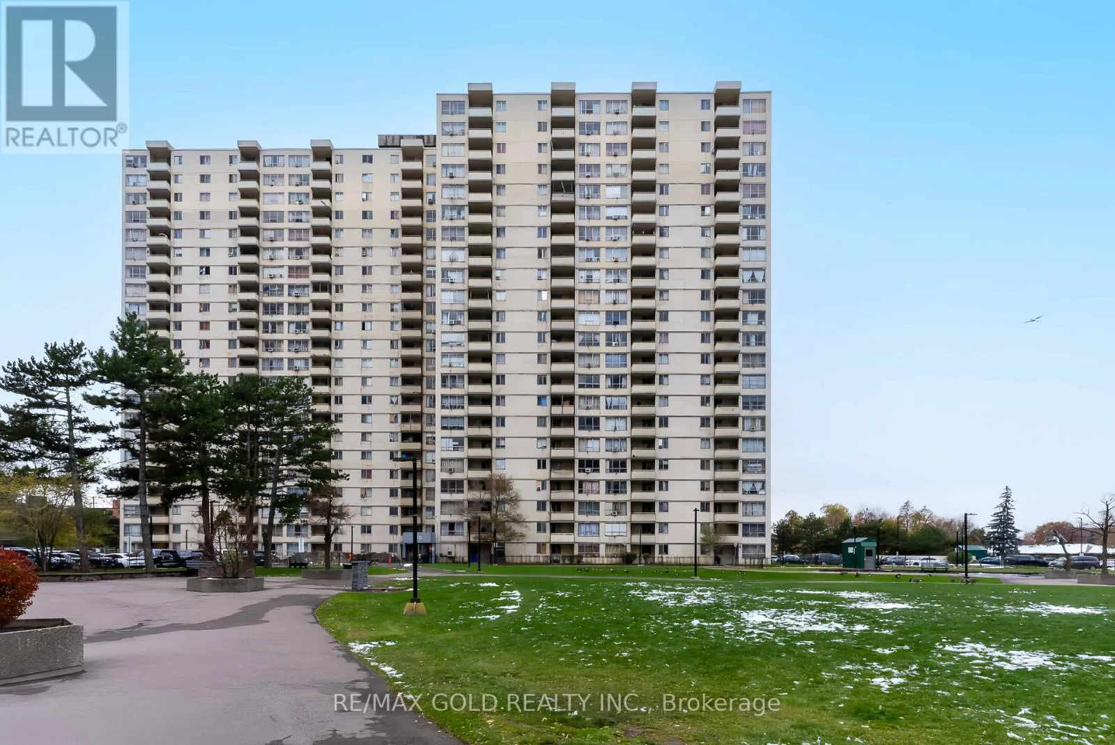 Apartment for rent: 513 - 340 Dixon Road, Toronto, Ontario M9R 1T1