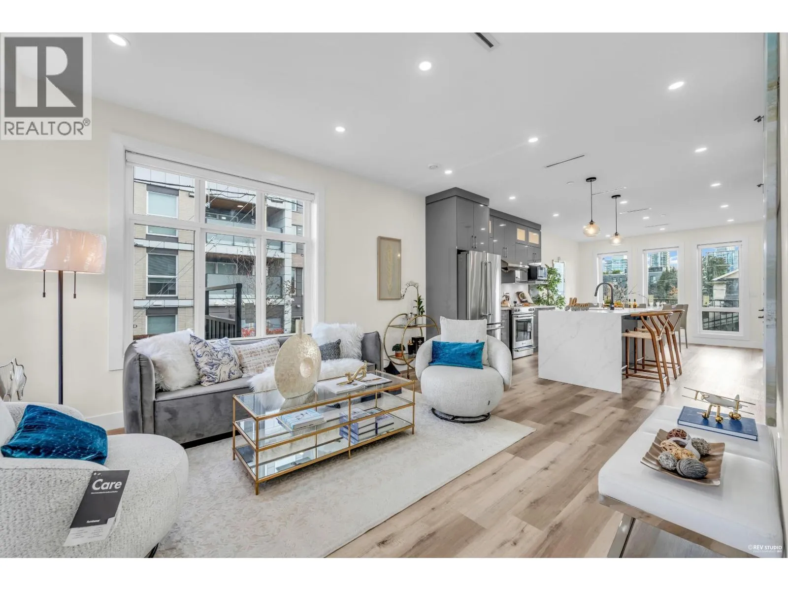 Duplex for rent: 514 W 60th Avenue, Vancouver, British Columbia V6P 1Z7