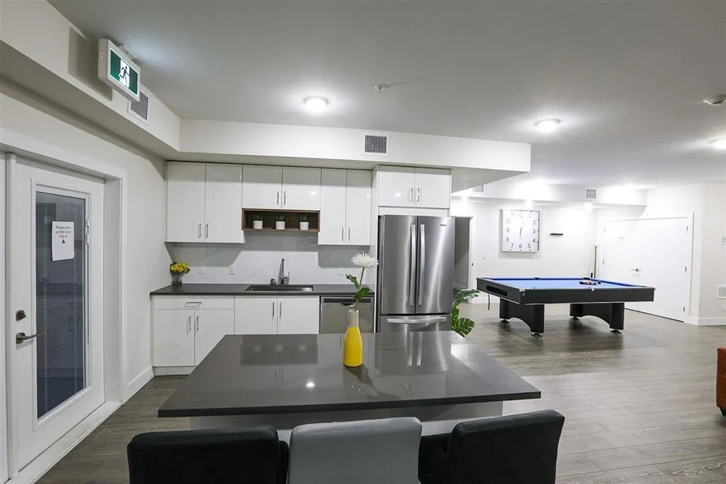 Apartment for rent: 515 15351 101 Avenue, Surrey, British Columbia V3R 0G2