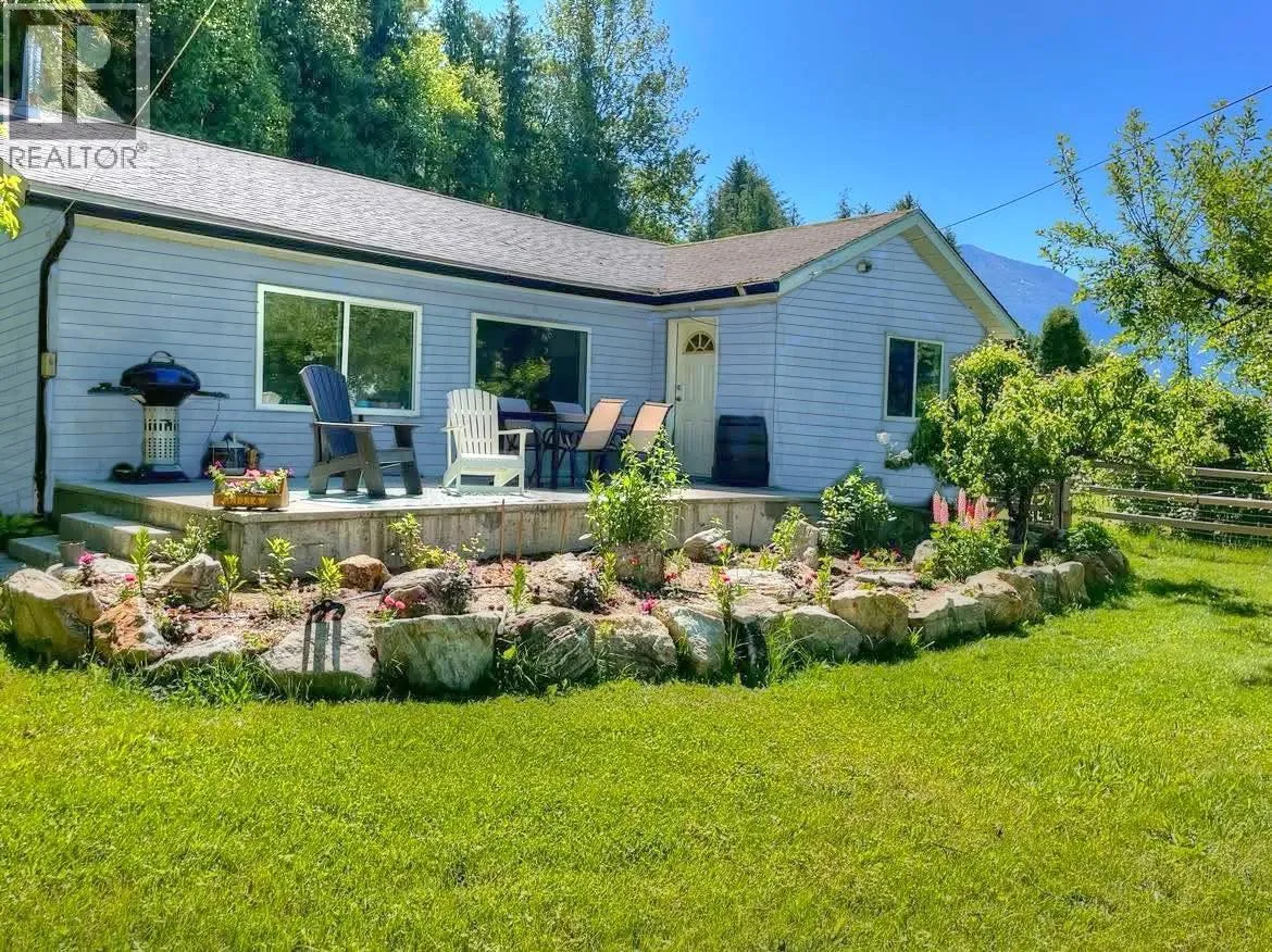 House for rent: 517 3a Avenue Nw, Nakusp, British Columbia V0G 1R0