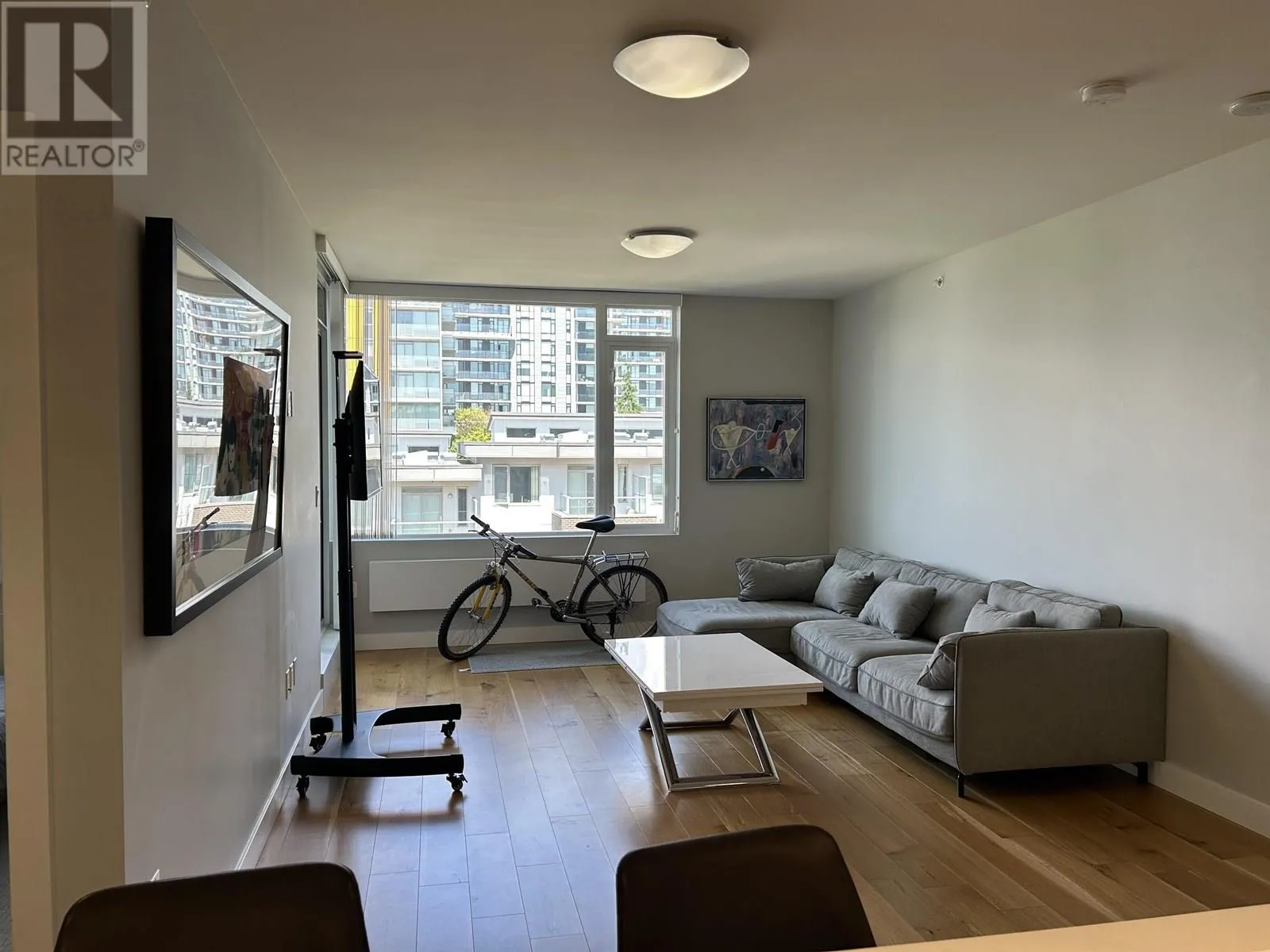 Apartment for rent: 518 9393 Tower Road, Burnaby, British Columbia V5A 0E2