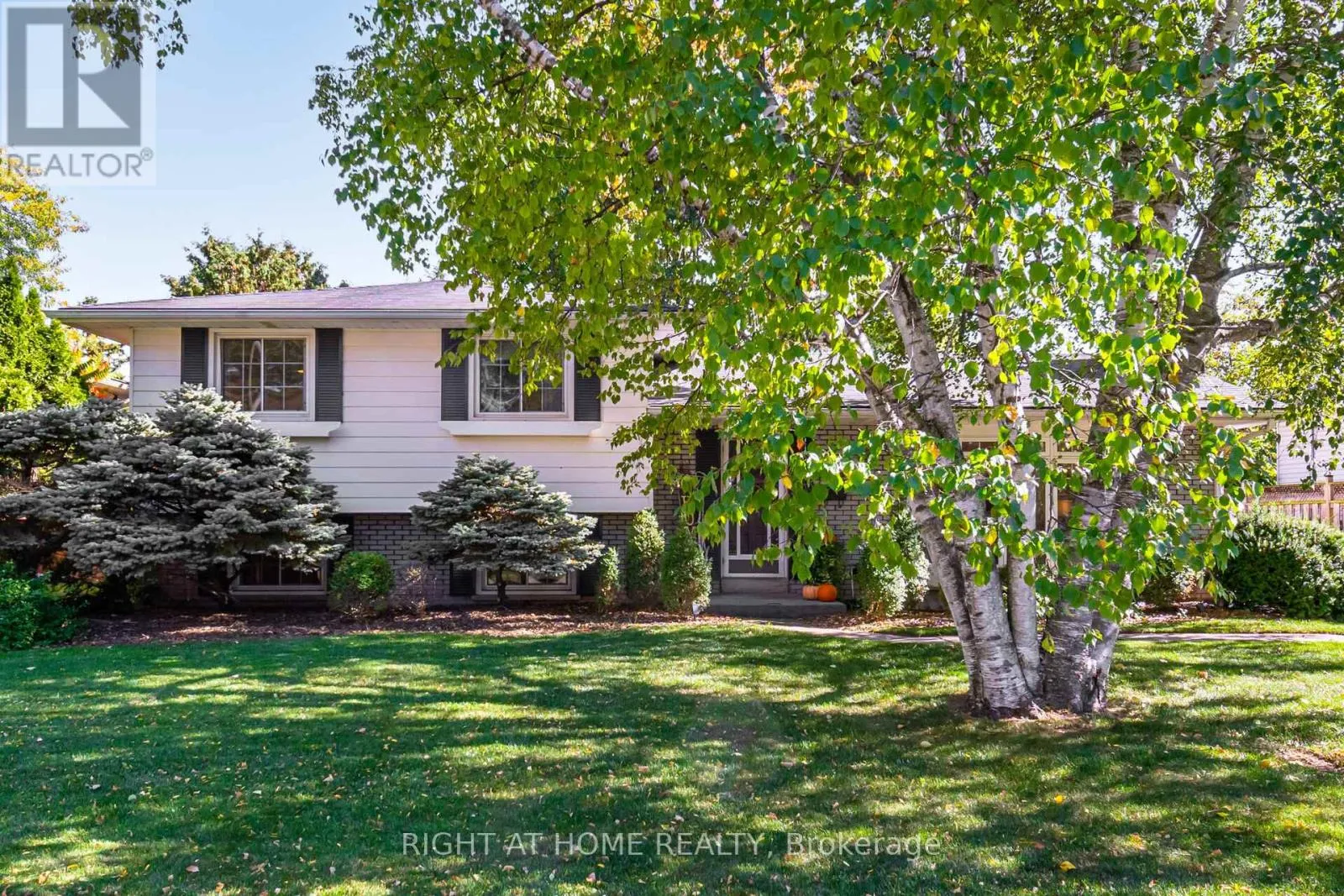 House for rent: 5188 Cherryhill Crescent, Burlington, Ontario L7L 4C4