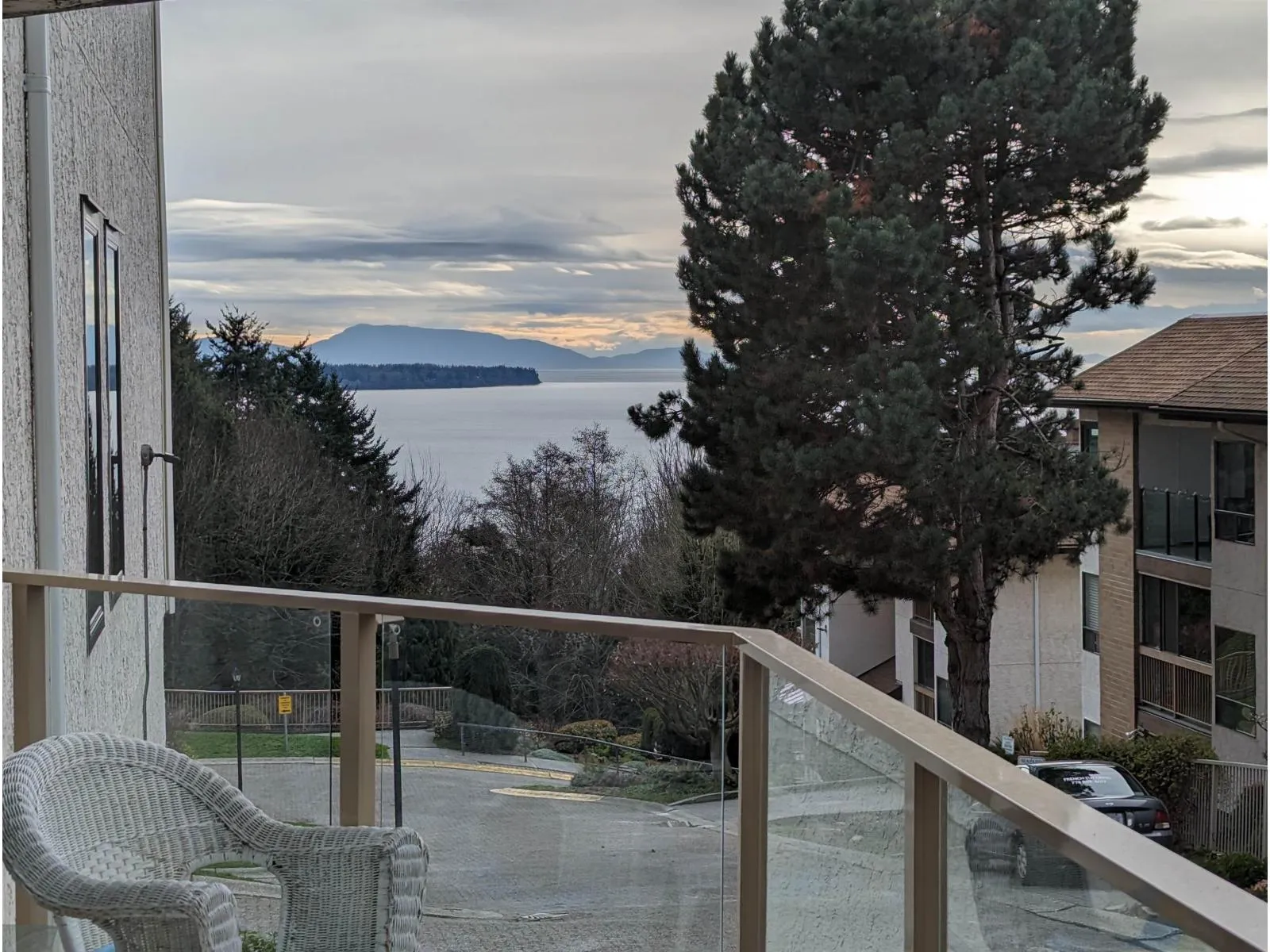 Apartment for rent: 519 1350 Vidal Street, White Rock, British Columbia V4B 5G6