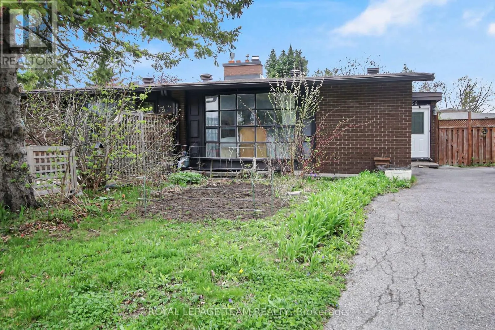 House for rent: 52 Bowhill Avenue, Ottawa, Ontario K2E 6S7