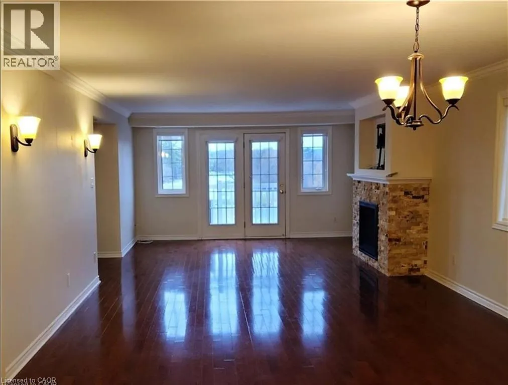 Row / Townhouse for rent: 520 Silken Lauamnn Drive, Newmarket, Ontario L3X 2S7