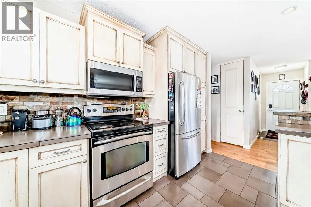 House for rent: 53 Wakefield Drive Sw, Calgary, Alberta T3C 2W8