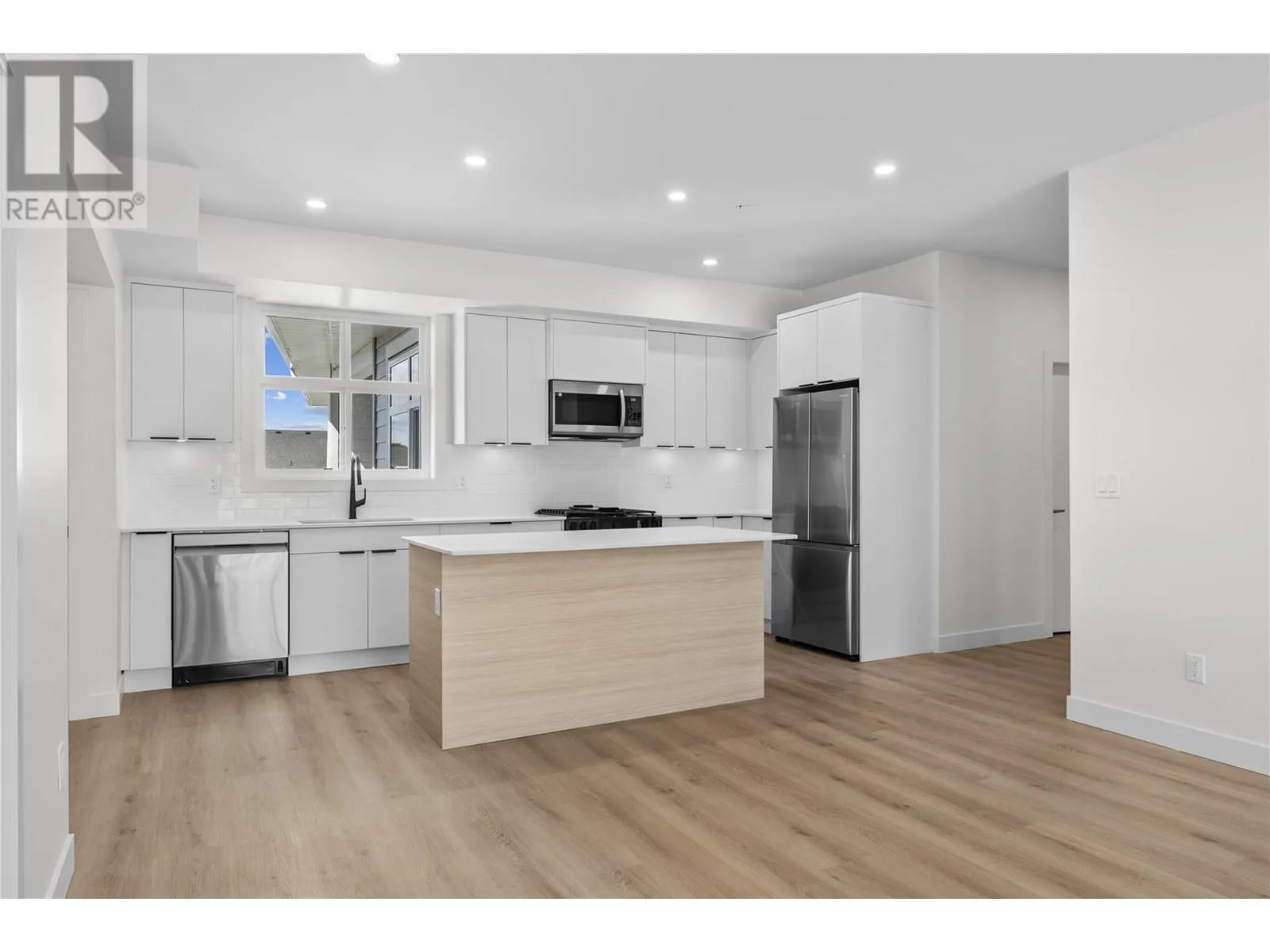 Apartment for rent: 5300 Main Street Unit# 204, Kelowna, British Columbia V1W 0C1