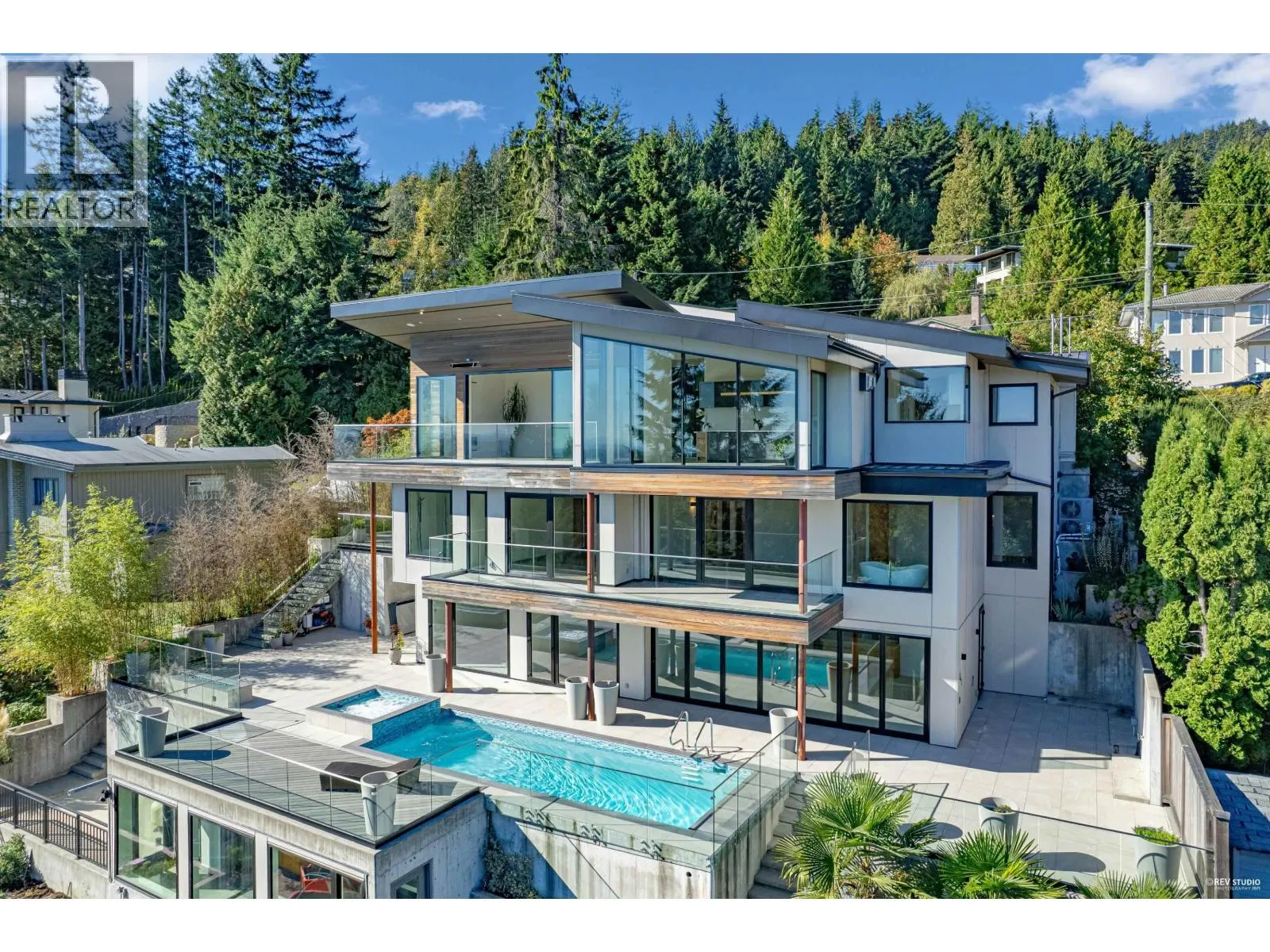 House for rent: 535 Craigmohr Drive, West Vancouver, British Columbia V7S 1W8