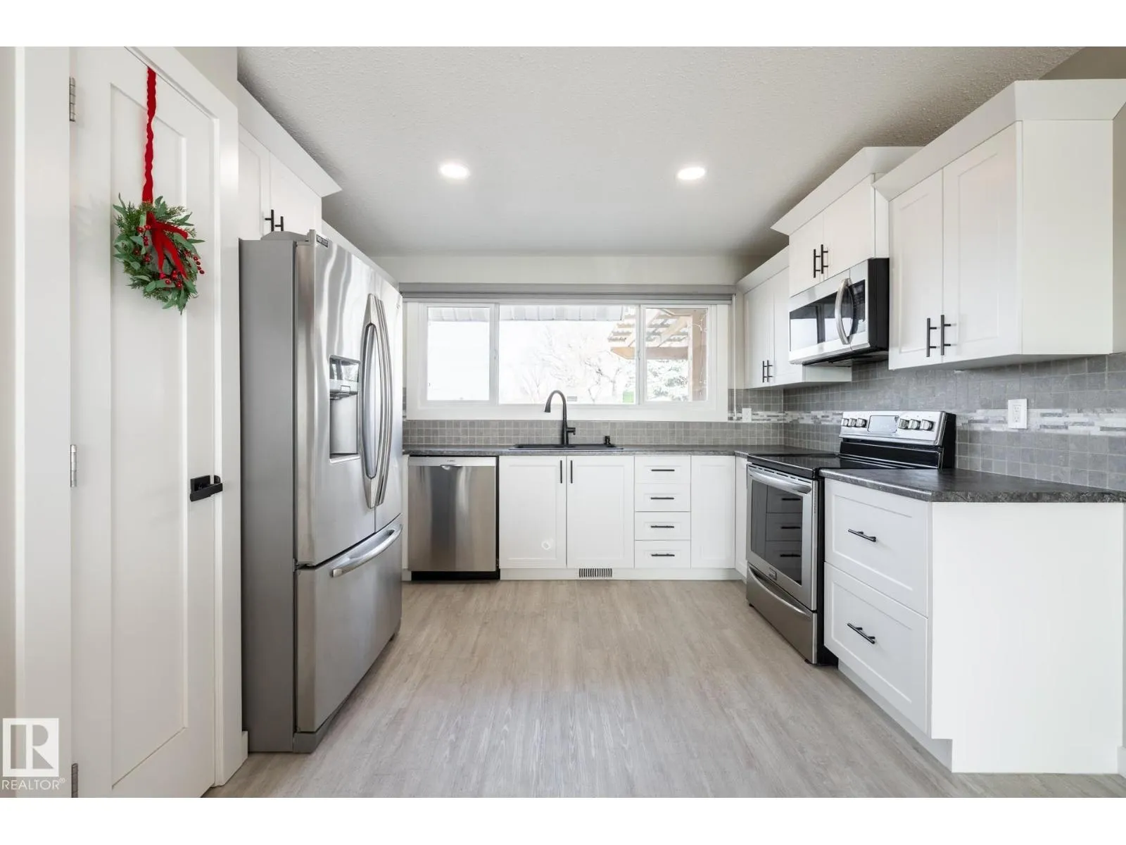 Duplex for rent: 5360 36 Av, Wetaskiwin, Alberta T9A 2L9