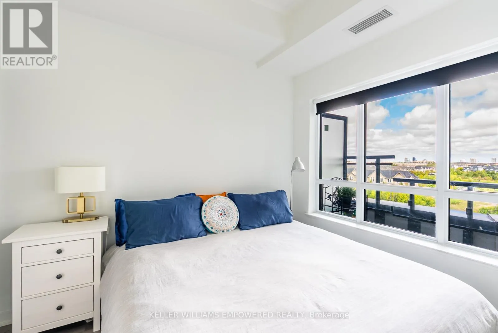 Apartment for rent: 537 - 395 Dundas Street W, Oakville, Ontario L6M 5R8