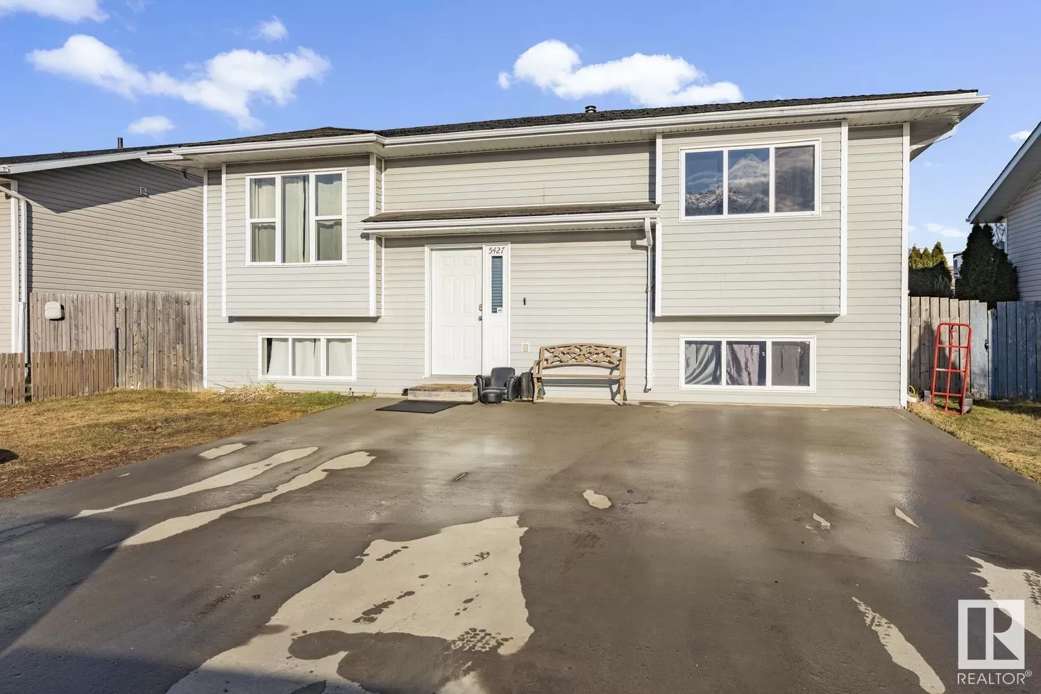 House for rent: 5427 56 St, Cold Lake, Alberta T9M 1R4