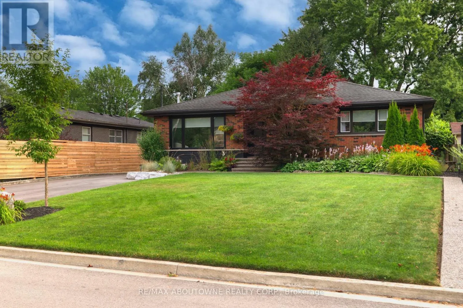 House for rent: 544 Maplehill Drive, Burlington, Ontario L7N 2W1