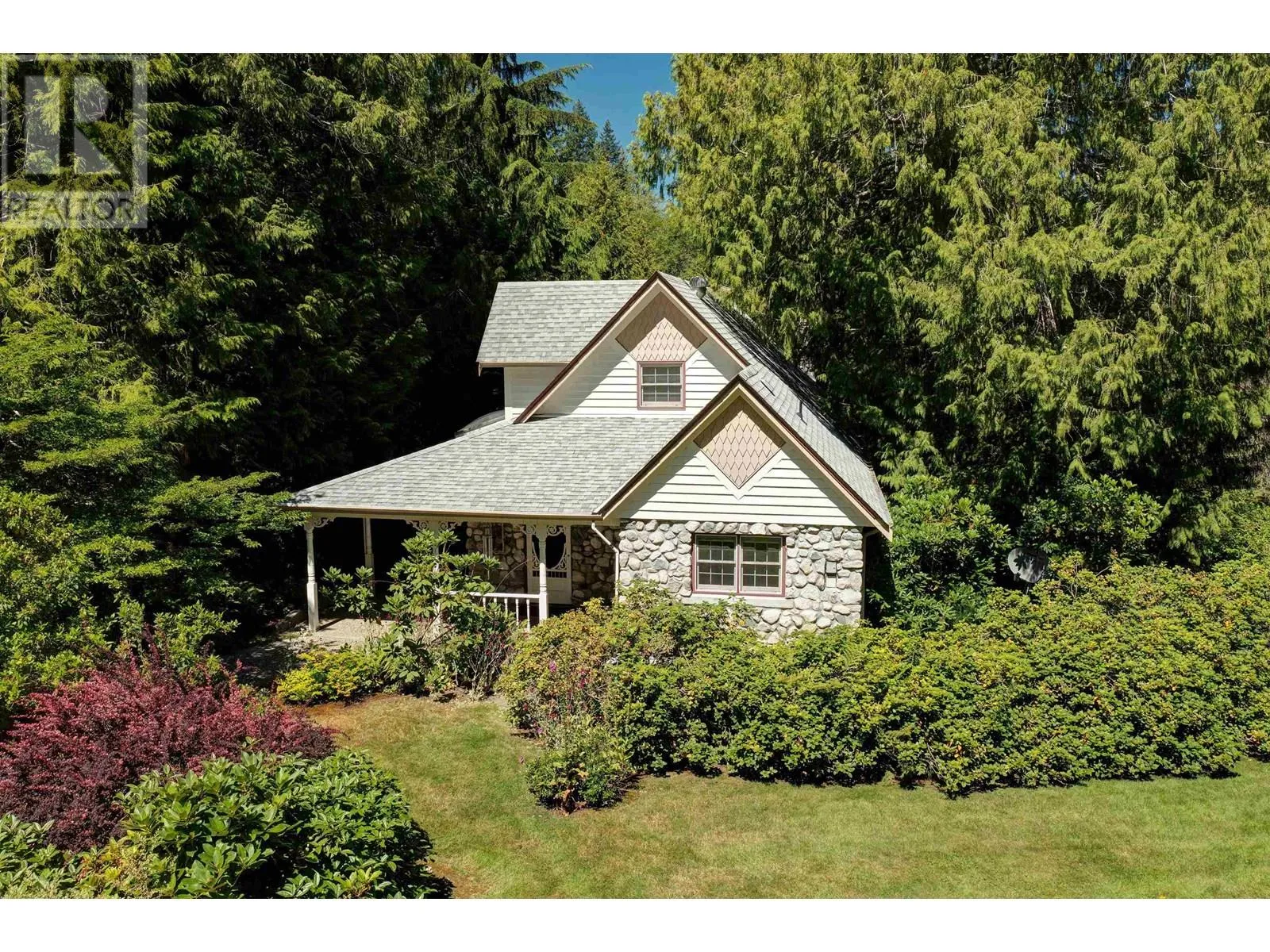 House for rent: 5479-5487 Brooks Road, Halfmoon Bay, British Columbia V7Z 1G1