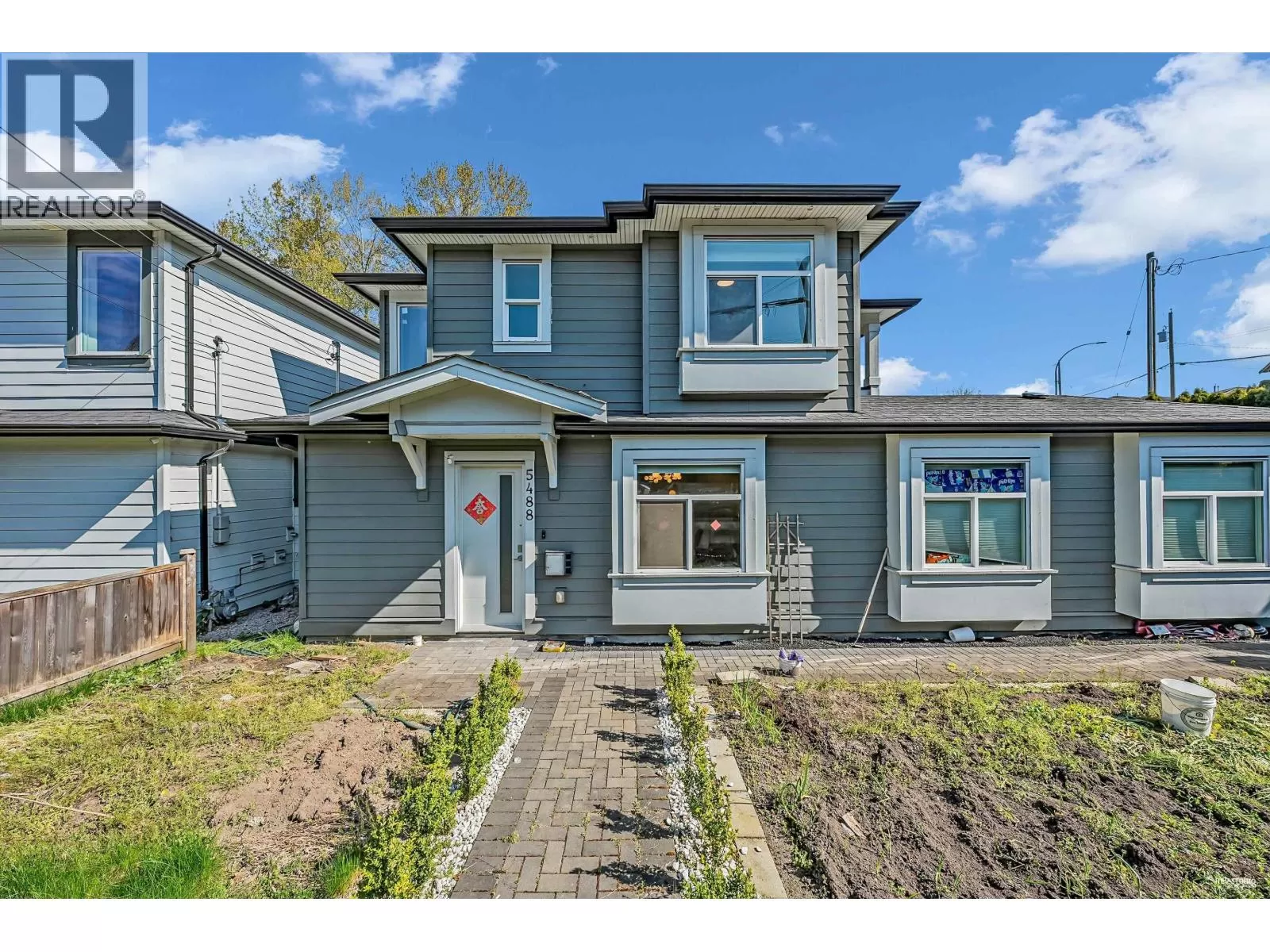 Duplex for rent: 5488 Canada Way, Burnaby, British Columbia V5E 3N3