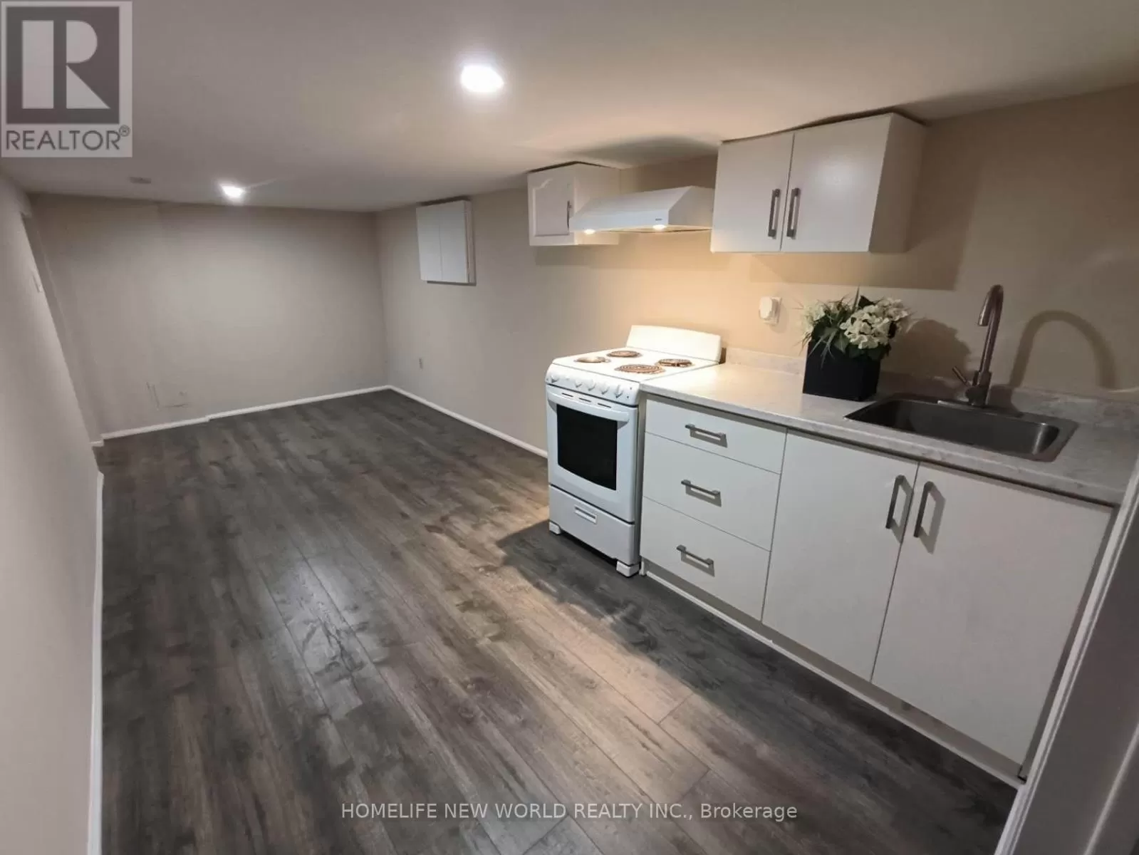 House for rent: 55 Chamberlain B1 Avenue, Toronto, Ontario M6E 4J9