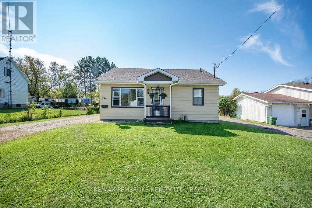 Duplex for rent: 554 Thompson Street, Pembroke, Ontario K8A 3S1