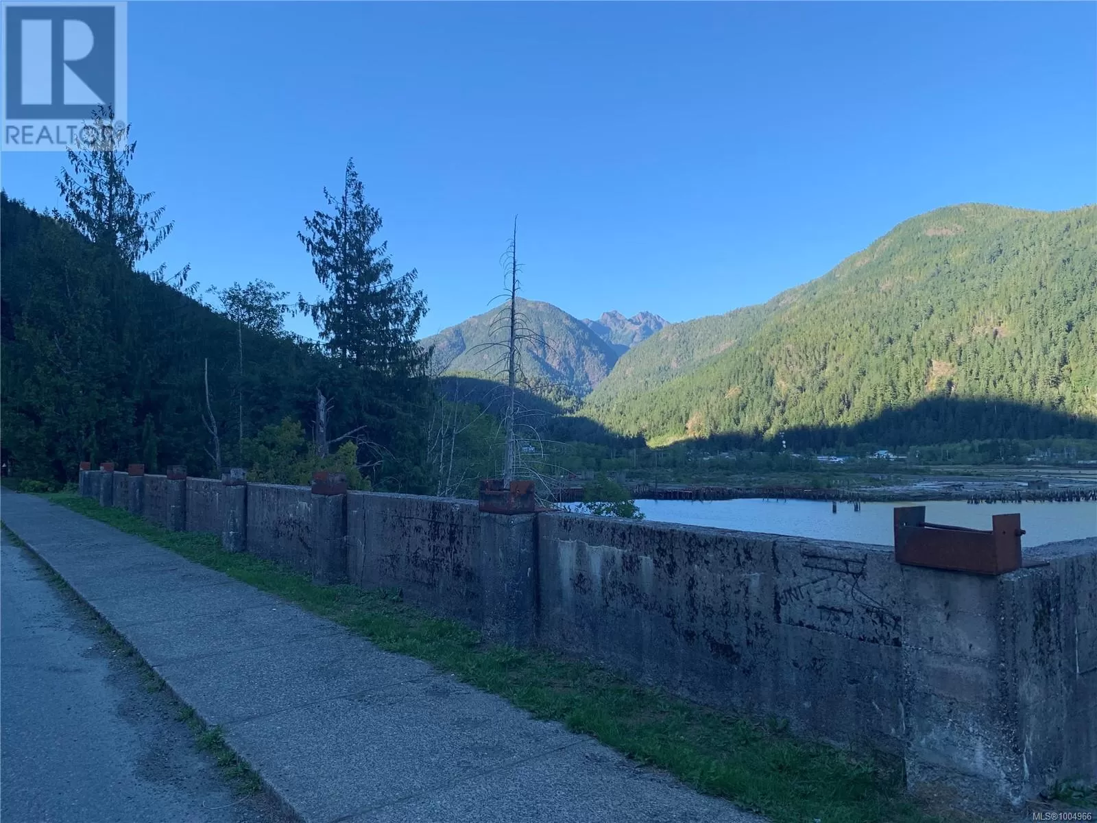 555 Maquinna Dr S, Tahsis, British Columbia V0P 1X0