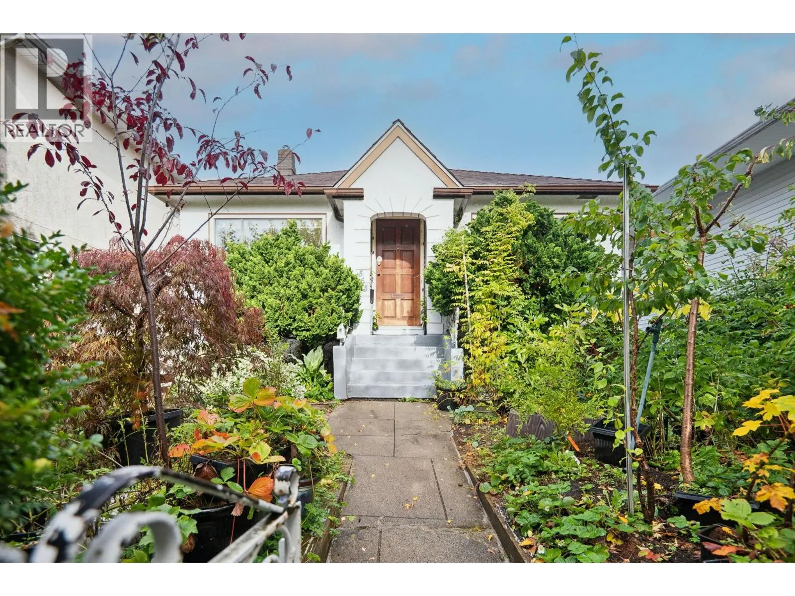 House for rent: 565 E 50th Avenue, Vancouver, British Columbia V5X 1A9