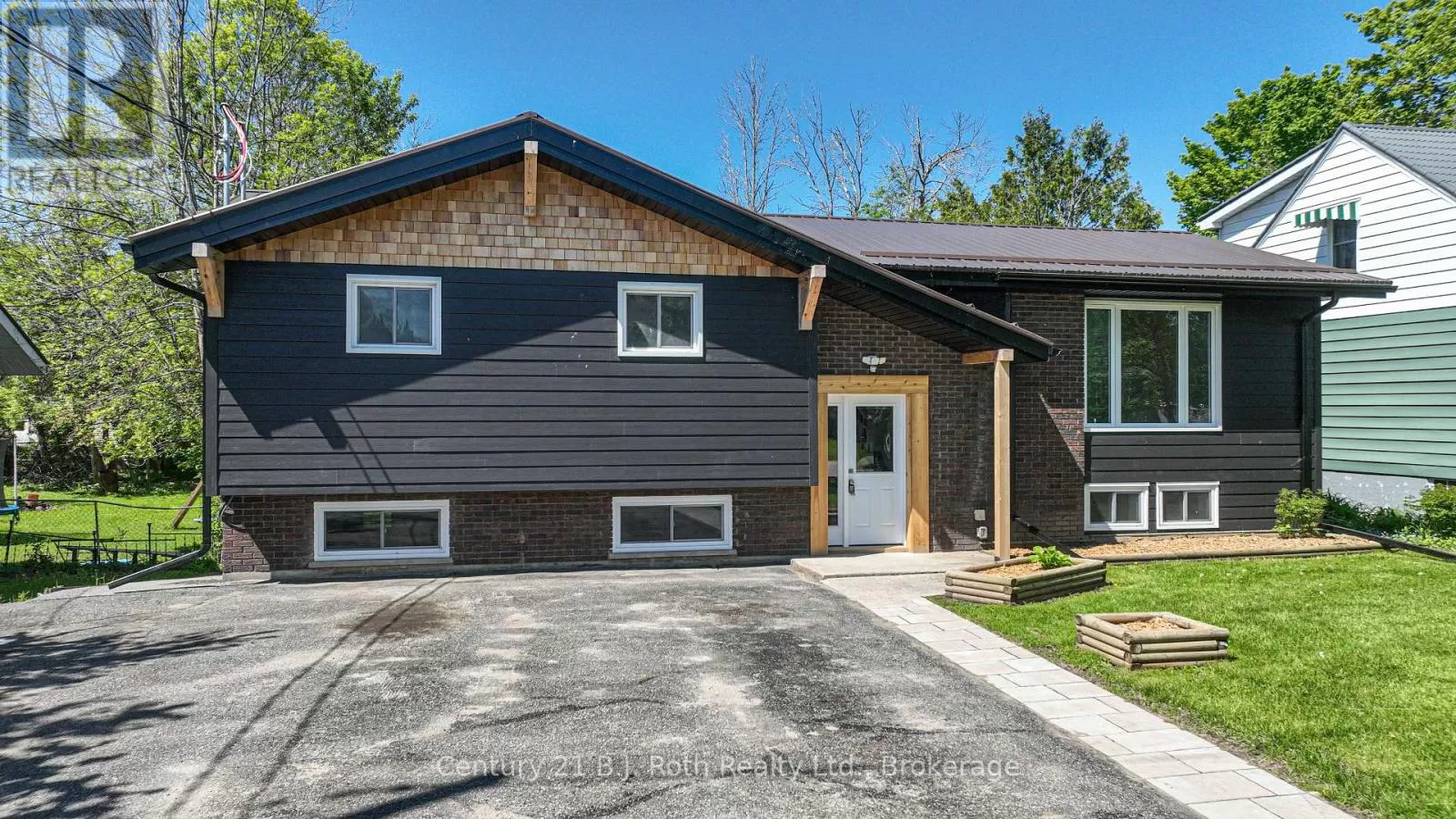 Triplex for rent: 571 High Street, Orillia, Ontario L3V 4Y2