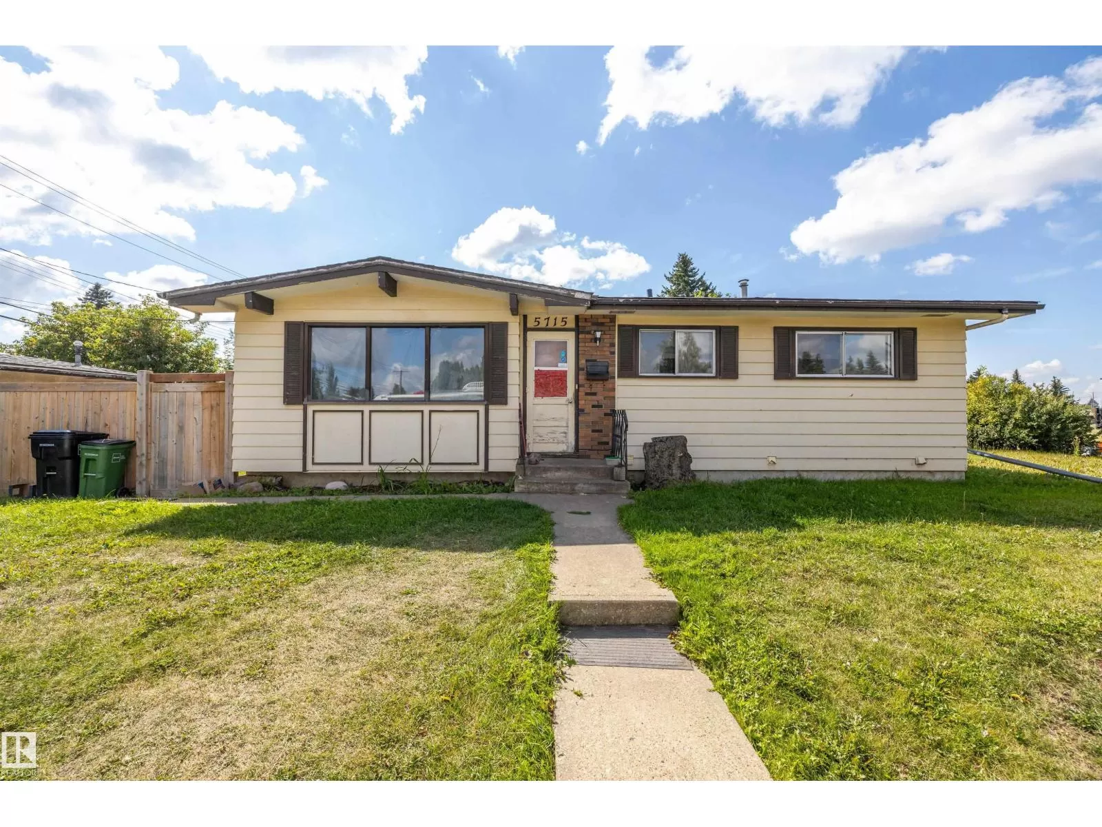 House for rent: 5715 139 Av Nw, Edmonton, Alberta T5A 1E8