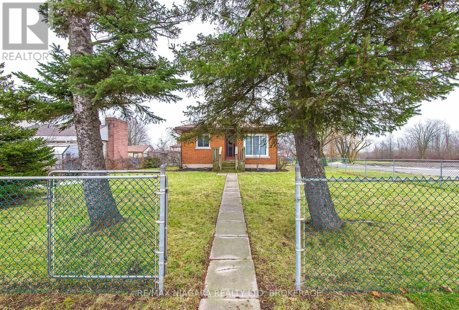 House for rent: 574 Broadway Street, Welland, Ontario L3C 5M5