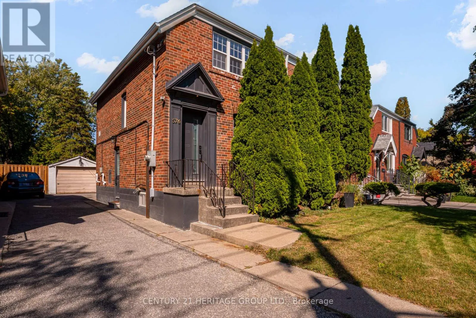 House for rent: 576 Broadway Avenue, Toronto, Ontario M4G 2S3