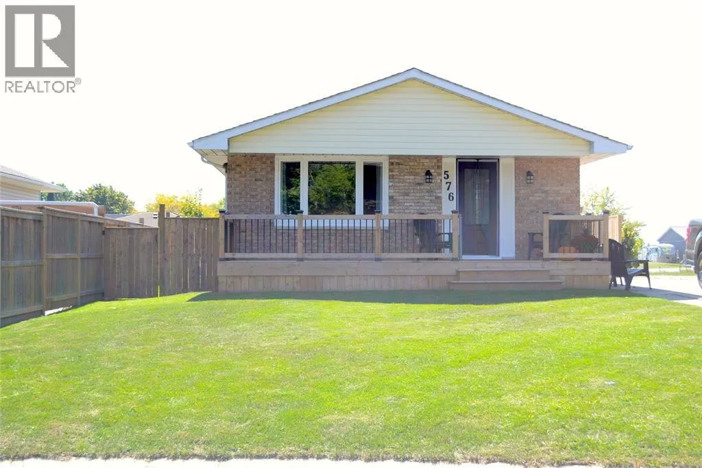 576 Front Street, Plympton-Wyoming, Ontario N0N 1T0