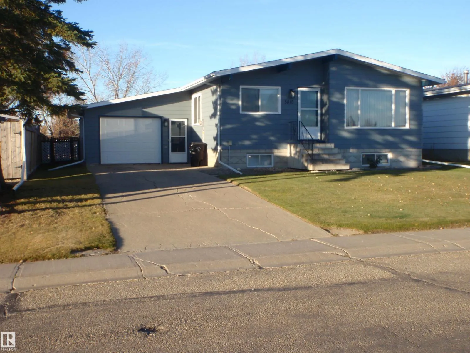 House for rent: 5810 - 53 St, Barrhead, Alberta T7N 1N1