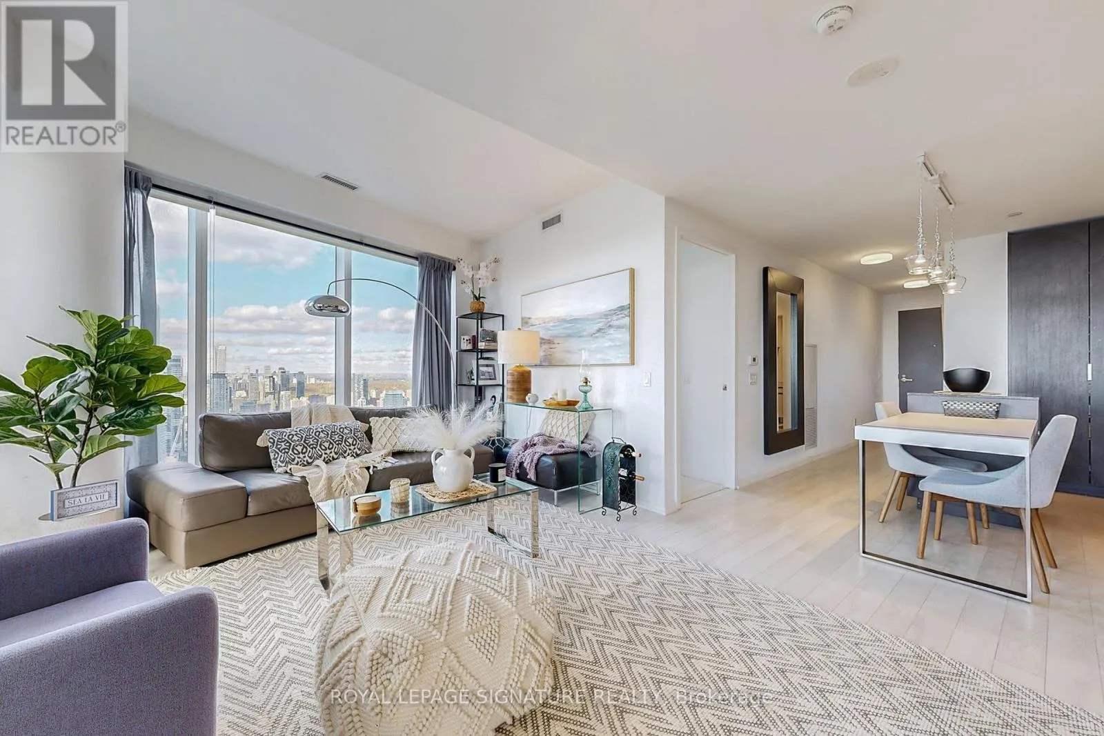 Apartment for rent: 5811 - 197 Yonge Street, Toronto, Ontario M5B 0C1