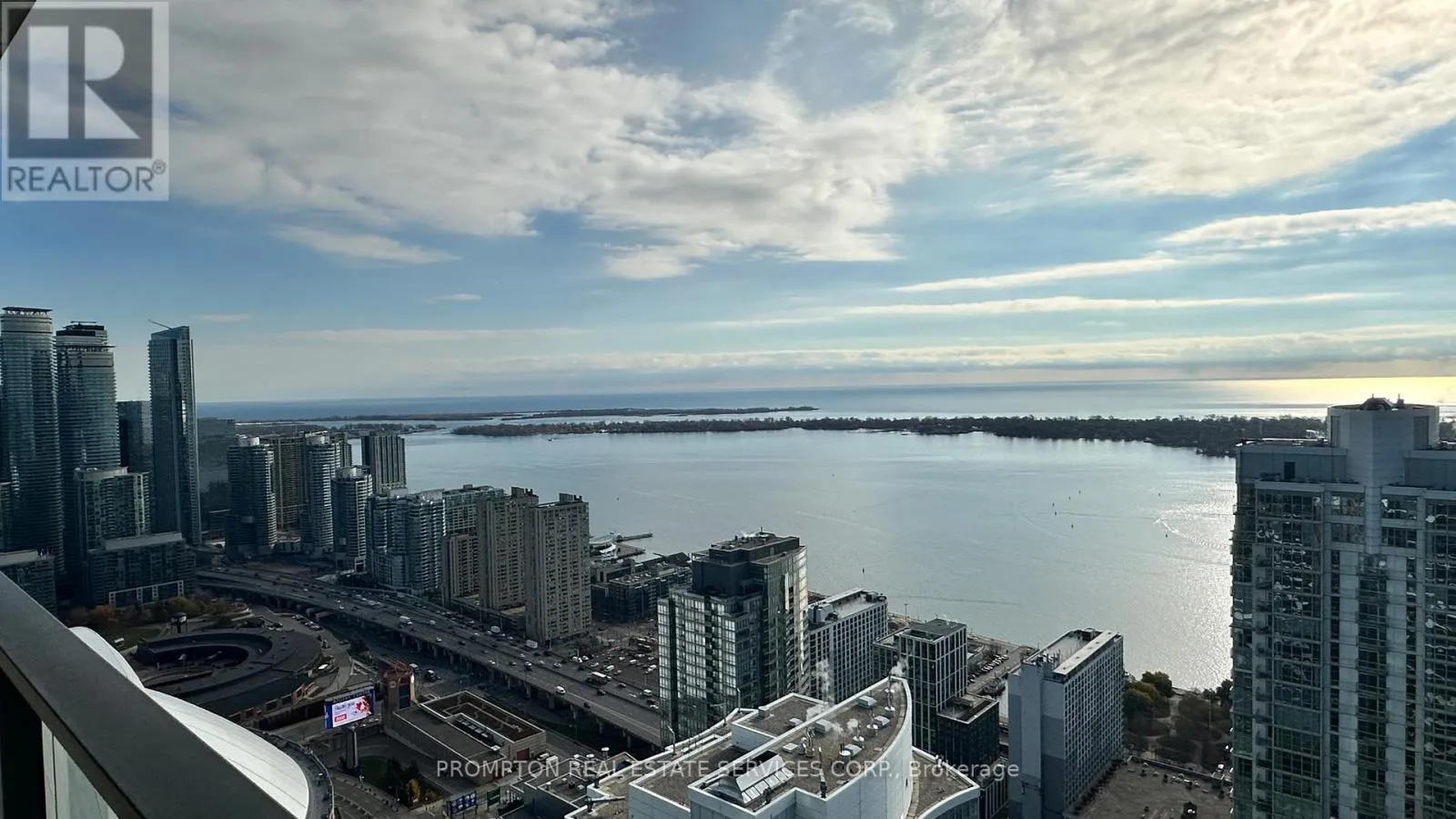 Apartment for rent: 5811 - 3 Concord Cityplace Way, Toronto, Ontario M5V 0X4