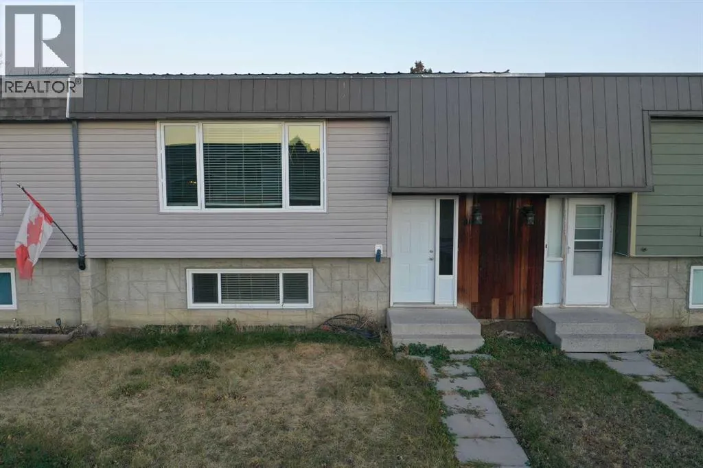 Row / Townhouse for rent: 5813 47 Street, Taber, Alberta T1G 1E2