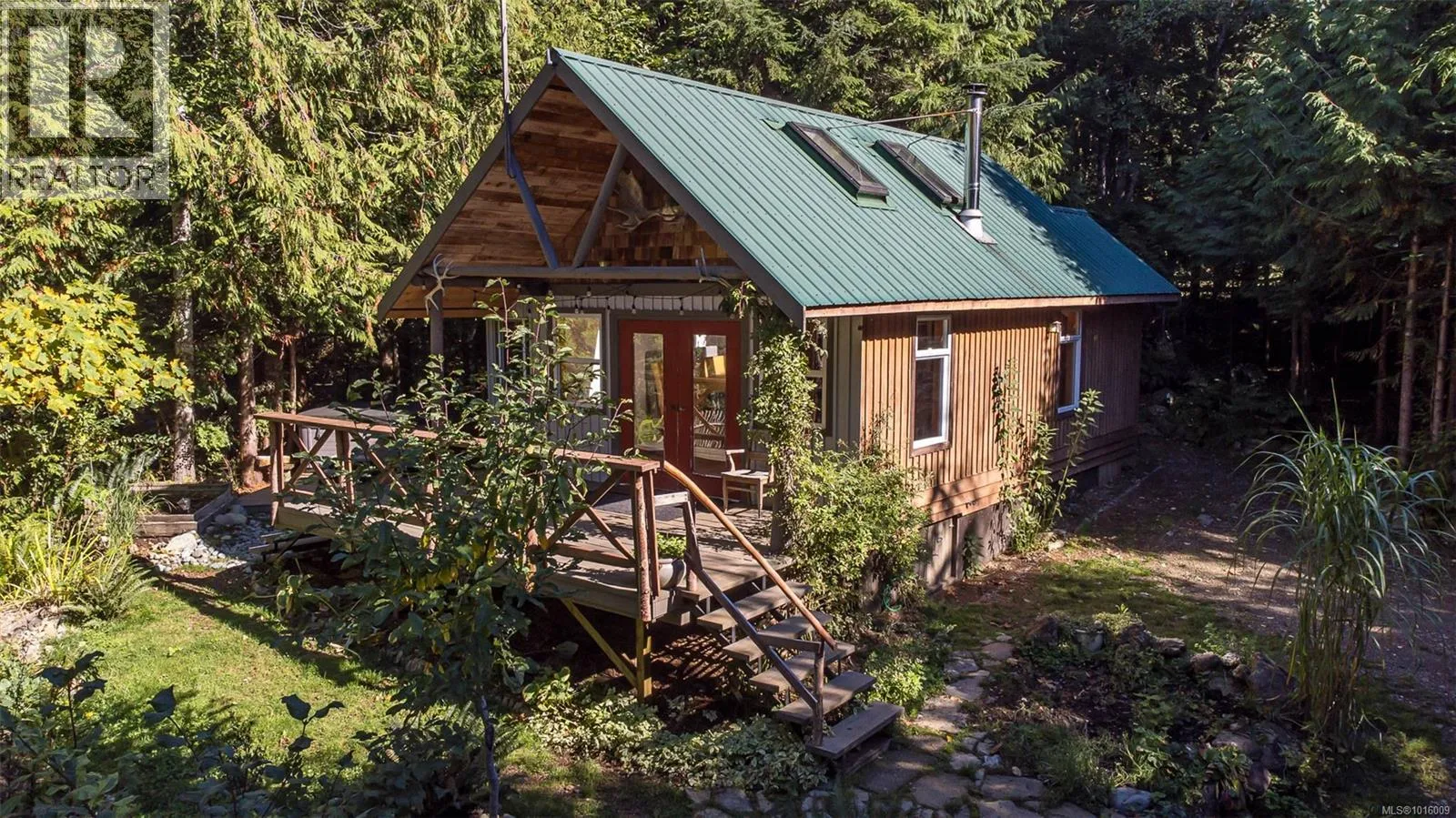 House for rent: 584 Sabre Rd, Sayward, British Columbia V0P 1R0