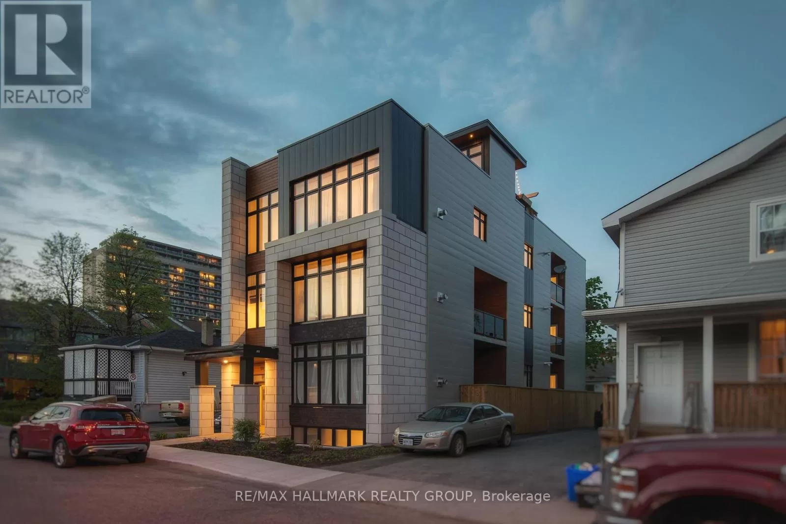 Triplex for rent: 59 Douglas Avenue, Ottawa, Ontario K1M 1G3