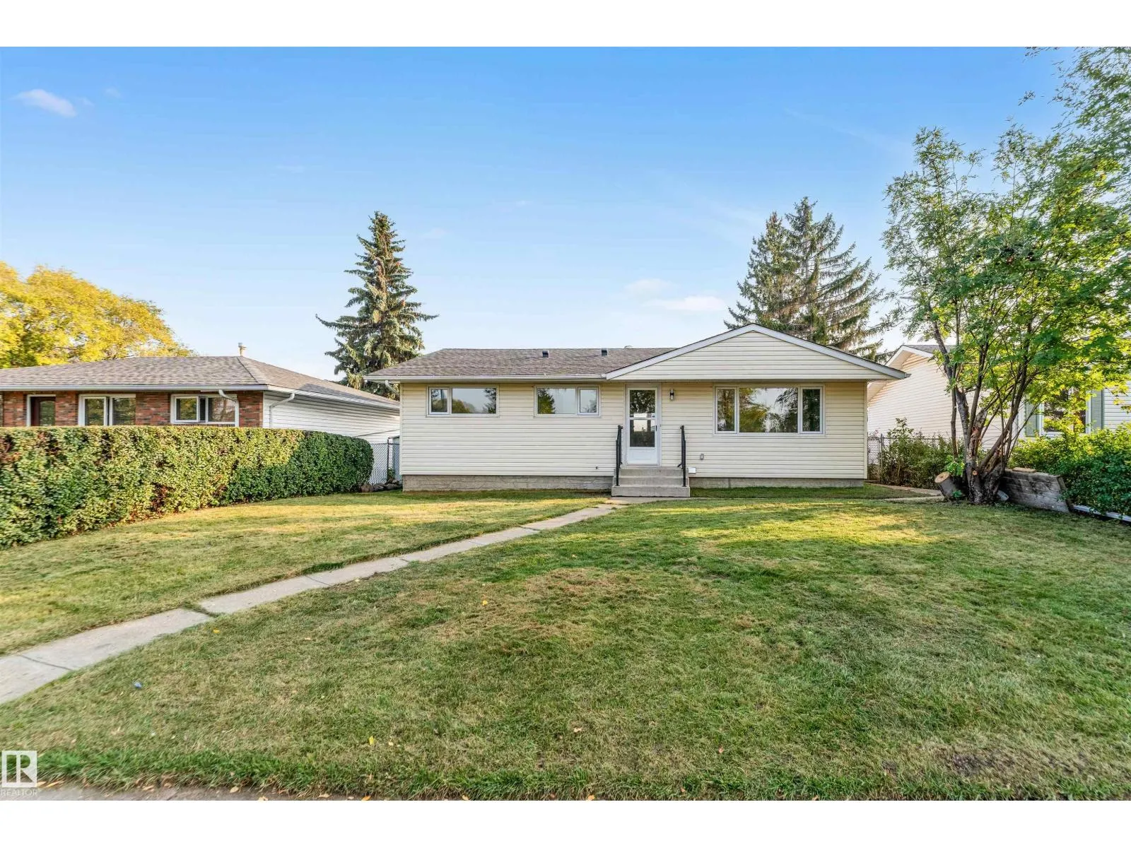 House for rent: 5907 137 Av Nw, Edmonton, Alberta T5A 0P1