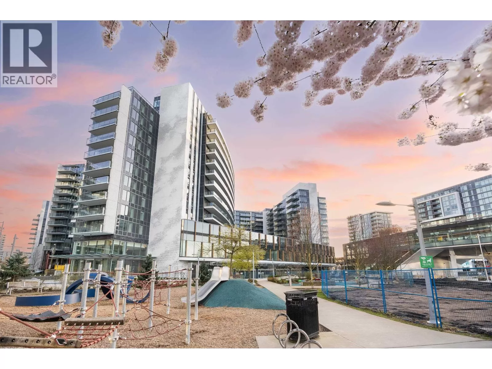 Apartment for rent: 595 8671 Hazelbridge Way, Richmond, British Columbia V6X 1R3