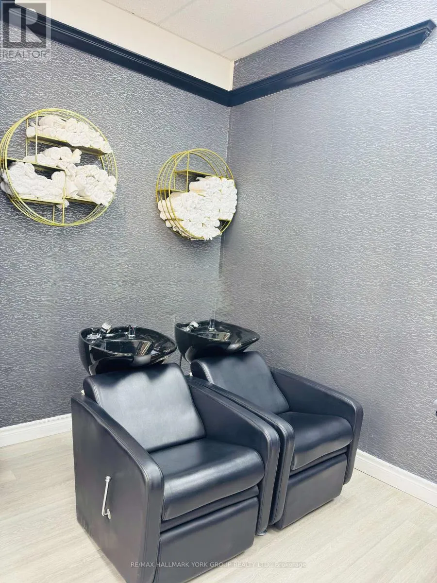 5-chair #2 - 17335 Yonge Street, Newmarket, Ontario L3Y 8Z2