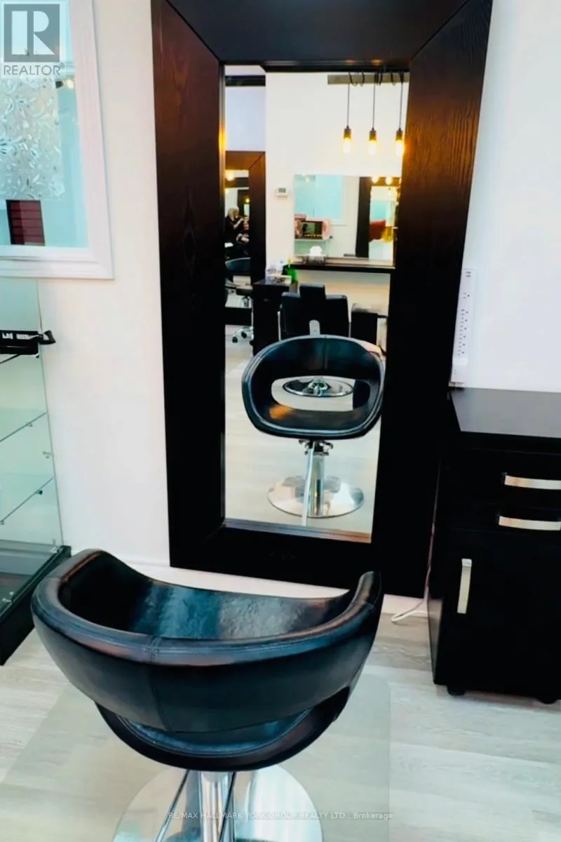 5-chair#1 - 17335 Yonge Street, Newmarket, Ontario L3Y 8Z2