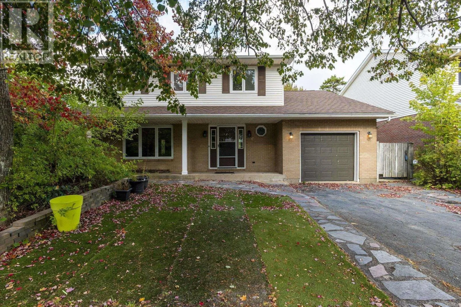 House for rent: 6 Amberwood Court, Halifax, Nova Scotia B3M 3X7