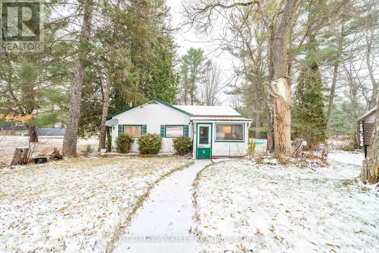 House for rent: 6 Ottawa Street, Laurentian Hills, Ontario K0J 1P0