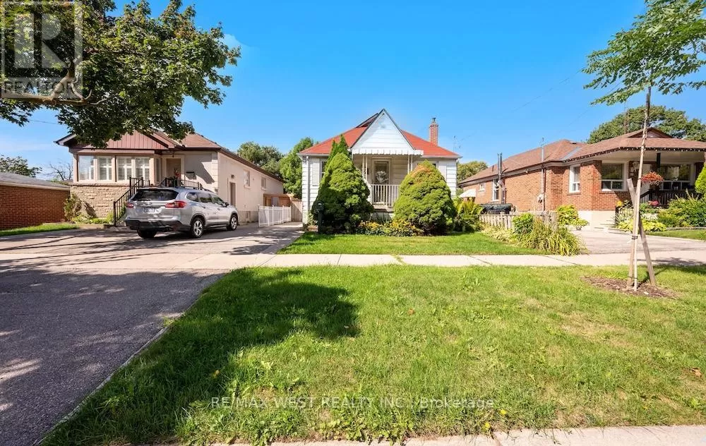 House for rent: 6 Robindale Avenue, Toronto, Ontario M8W 4A9
