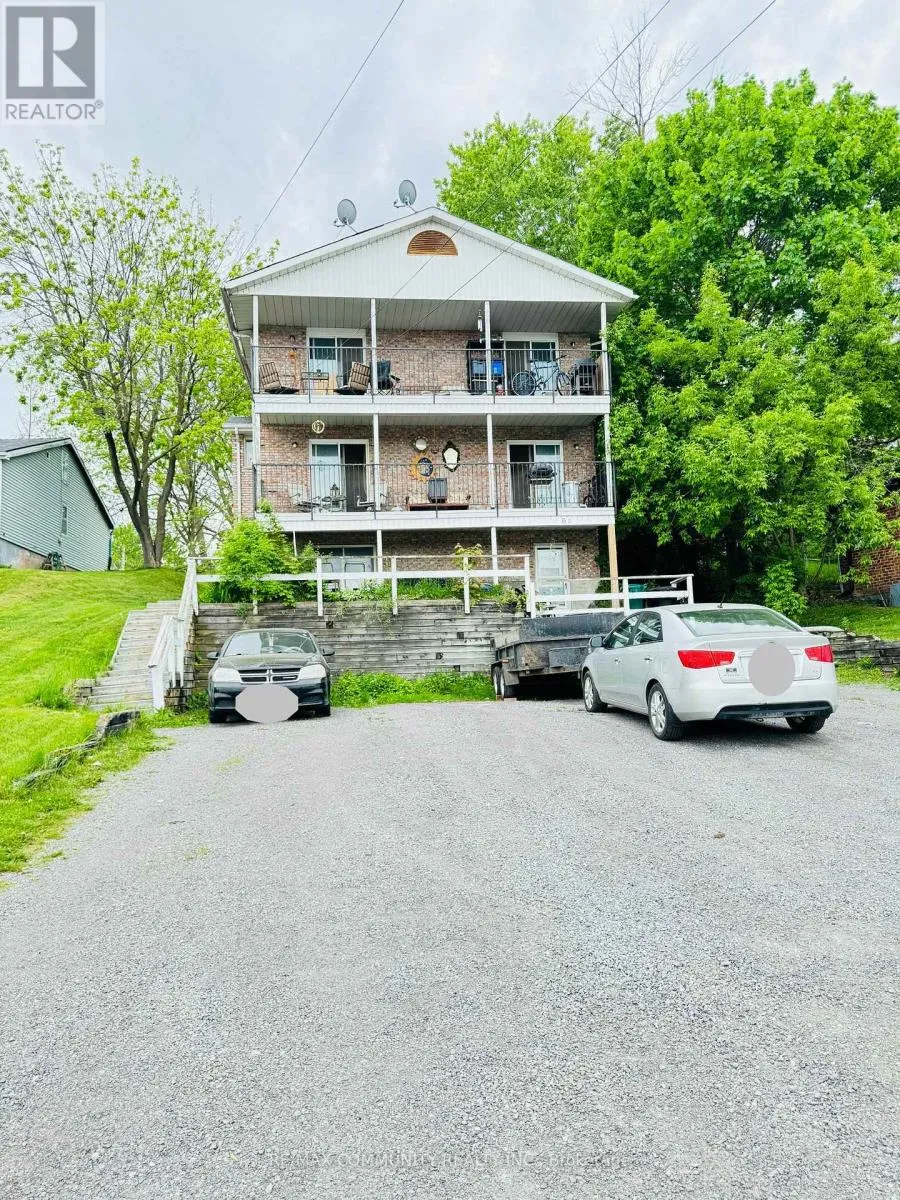 Triplex for rent: 60 Wallbridge Crescent, Belleville, Ontario K8P 1Z4