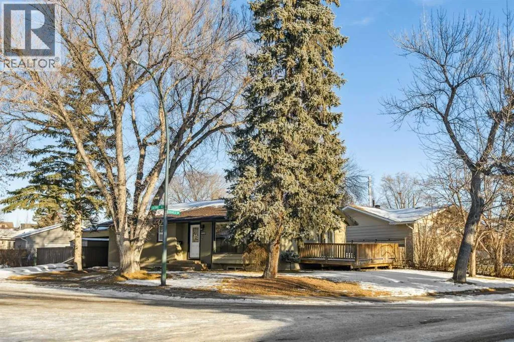 House for rent: 6003 Lacombe Way Sw, Calgary, Alberta T3E 5T4